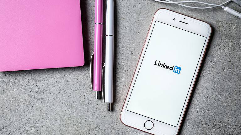 Utilize the quiet of Friday afternoons to make your LinkedIn profile shine. Learn about the benefits of this timing and get useful tips for updating your profile effectively.