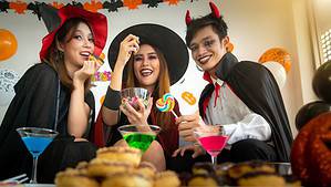 Unmask the secrets to celebrating Halloween at work. Dive into Halloween office party ideas and planning tips.